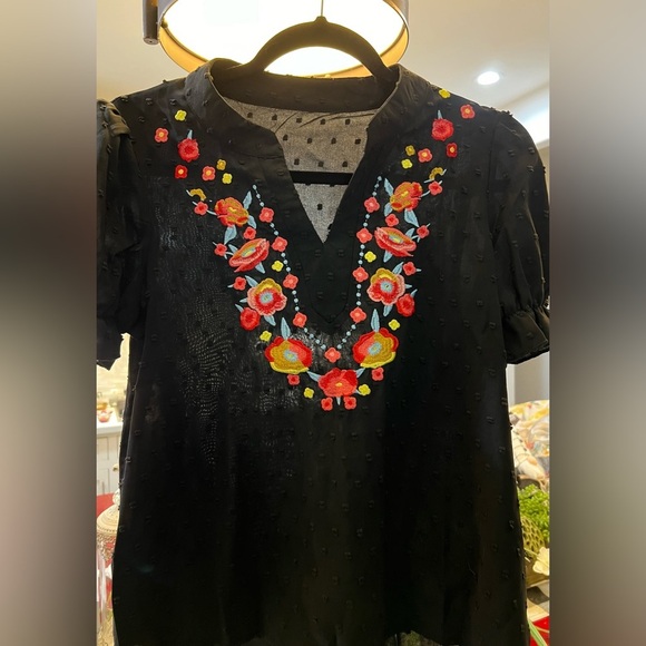 Tops - Black, short sleeve embroidered top